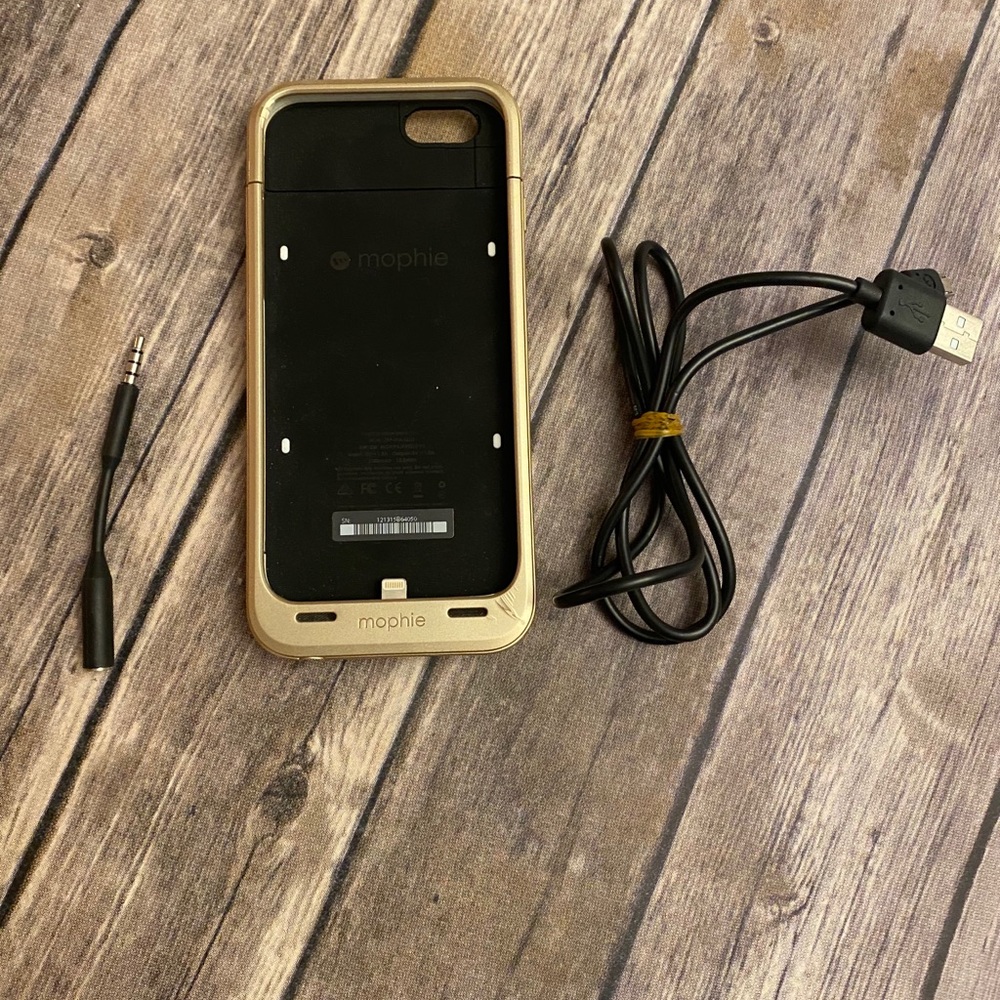 Charging Case - Picture 2 of 5